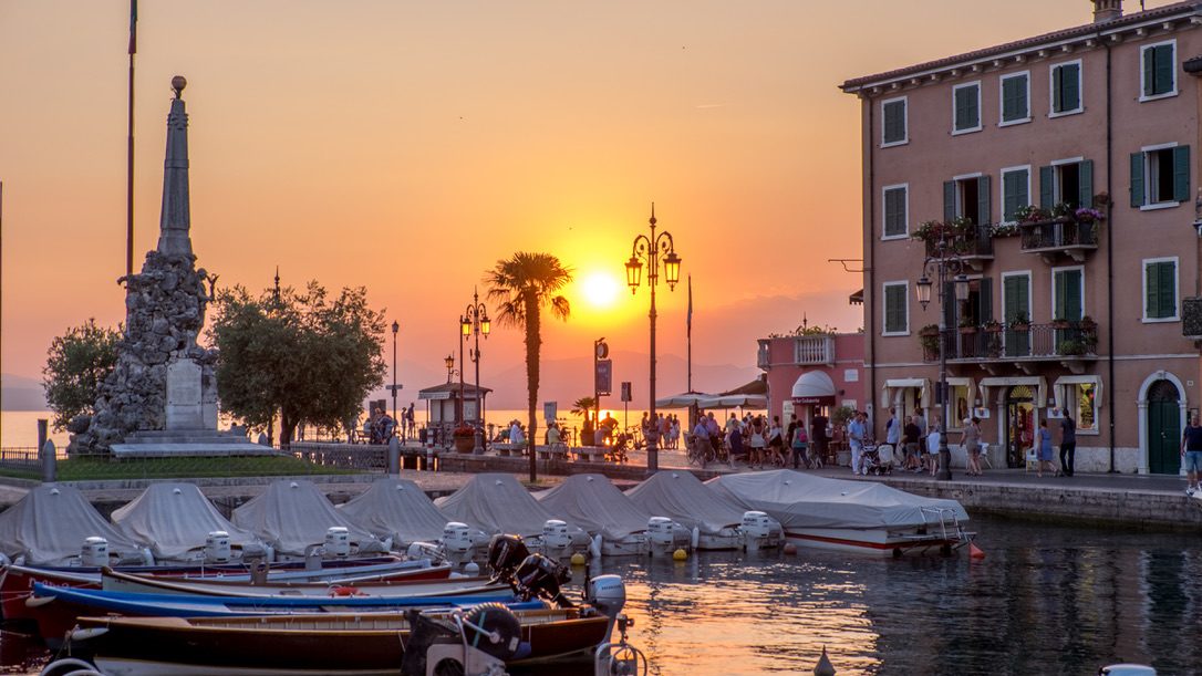 Sonnenuntergang an einem Hafen mit Booten